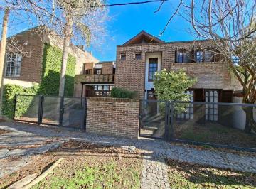 Casa · 184m² · 5 Ambientes · 1 Cochera · Casa Venta Gonnet