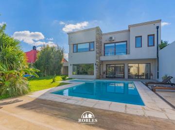 Casa · 860m² · 5 Ambientes · 1 Cochera · Casa Estilo Moderno en El Barrio Constitucion
