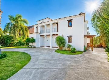 Casa · 212m² · 8 Ambientes · Casa Barrio Privado Funes Hills San Marino