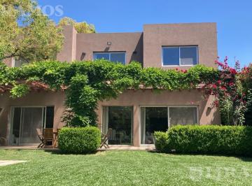 Casa · 240m² · 5 Ambientes · 2 Cocheras · Excelente Casa en Venta en Barrio Semicerrado de 5 Casas - Santa Rita - Lomas de San Isidro