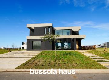 Casa · 191m² · 5 Ambientes · 5 Cocheras · Casa en Venta de 5 Ambientes con Pileta en Amarras Puertos Escobar