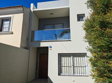 Casa · 102m² · 3 Ambientes · 1 Cochera · Dúplex en Grand Bourg
