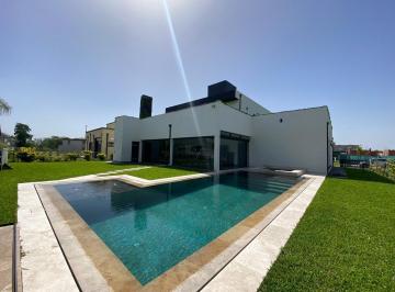 Casa · 400m² · 3 Dormitorios · 2 Cocheras · Casa en La Reja, Moreno - Club de Campo Prados del Oreste I
