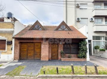 Casa · 220m² · 3 Ambientes · 1 Cochera · Casa en Lanús Oeste