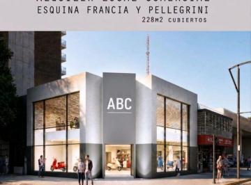 Local comercial · 228m² · Av Pellegrini 3098