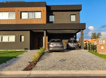 Casa · 243m² · 4 Ambientes · 3 Cocheras · Venta Casa 4 Amb. Bo. Santa Sofia, Pilar C/pileta