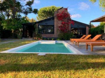 Casa · 130m² · 3 Dormitorios · 2 Cocheras · Alquiler 12 o 24 Meses, 4 Ambientes con Parque, Pileta y Quincho!