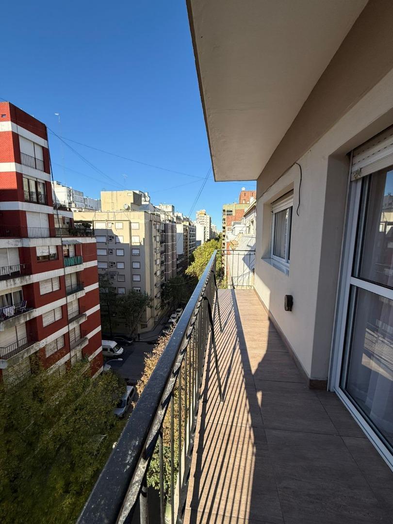 Departamento 3 ambientes a la calle con balcón corrido