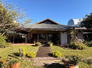 Casa · 167m² · 4 Ambientes · 6 Cocheras · Casa en Una Sola Planta a La Laguna en Venta, B. Los Ombúes
