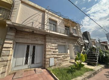Casa · 215m² · 13 Ambientes · 1 Cochera · Vendo Exc. Oportunidad Casa de 2 Plantas U$s155.000!
