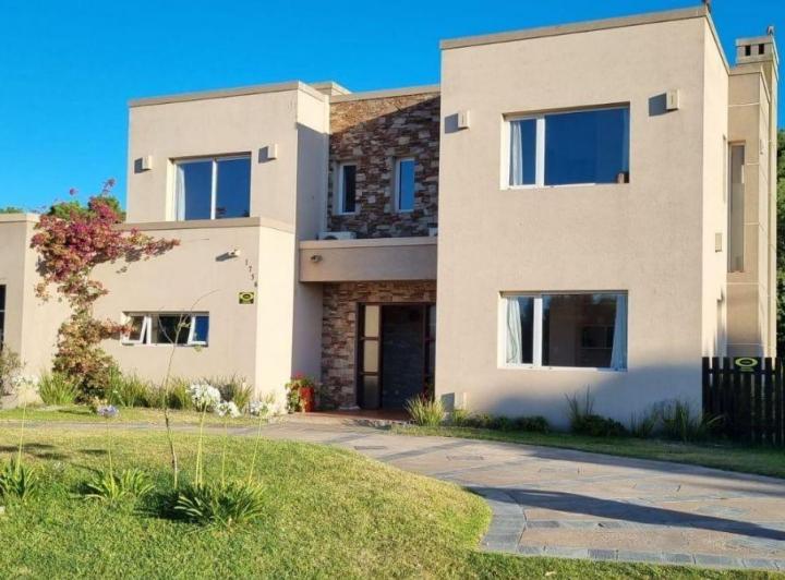 Casa · 220m² · 6 Ambientes · 1 Cochera