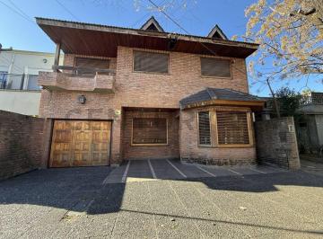 Casa · 143m² · 6 Ambientes · 1 Cochera · Venta Casa Morón 6 Ambientes con Quincho y Cochera