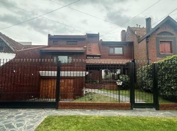 Casa · 226m² · 4 Ambientes · 3 Cocheras · Venta Importante Chalet 4 Amb. - Constitucion - Impecable. - Parque - Cocheras - Apto Credito - Permuta