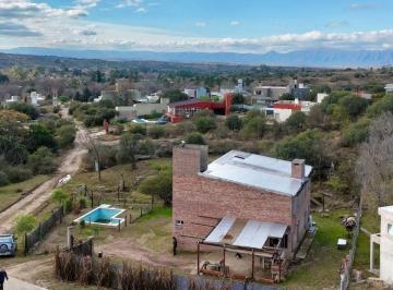 Casa de 6 ambientes, Tanti · Venta Casa de 3 Dorm. con Piscina y Cochera en Barrio Semi Cerrado Keoken - Tanti