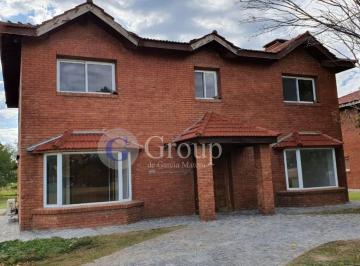 Casa · 207m² · 5 Ambientes · 1 Cochera · Casa Chalet en Venta en Los Alcanfores, Pilar, G. B. a. Zona Norte