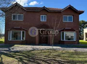 Casa · 207m² · 5 Ambientes · 1 Cochera · Casa Chalet en Venta en Los Alcanfores, Pilar, G. B. a. Zona Norte