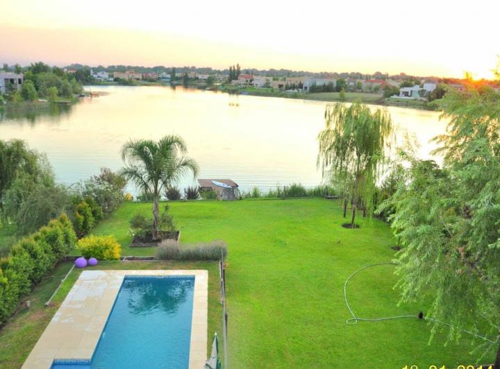 Casa · 271m² · 6 Ambientes · 1 Cochera