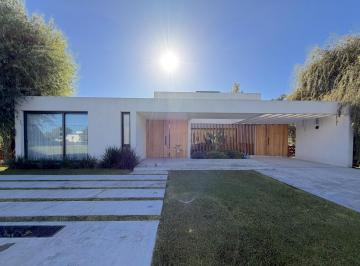 Casa · 260m² · 4 Ambientes · 2 Cocheras · Moderna Propiedad de Diseño con Piscina en La Cándida