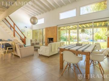 Casa · 180m² · 5 Ambientes · Lote Interno. Apta Credito. 3 Dorm. en P. B. y Escritorio.