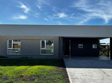 Casa · 150m² · 6 Ambientes · 5 Cocheras · Casa en Venta - 4 Dorm. 4 Baños - Cocheras - 215 m² - Guernica