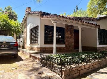 Casa · 237m² · 8 Ambientes · 1 Cochera · Casa en Venta 5 Habitaciones Ciudad