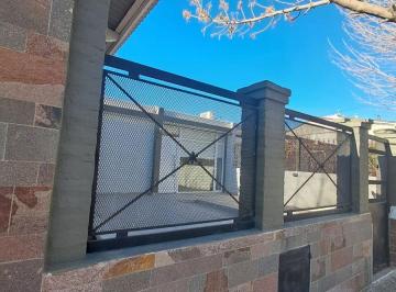Casa de 5 ambientes, Puerto Madryn · Casa en Esquina con Quincho y Garage. 3 Dorm.