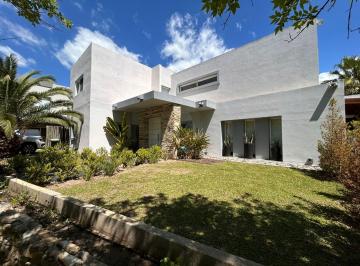 Casa · 330m² · 7 Ambientes · 2 Cocheras · Venta Casa 7 Ambientes Pileta y Parque - Villanueva Santa Catalina
