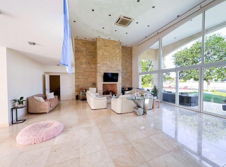 Casa · 1000m² · 9 Ambientes · 1 Cochera