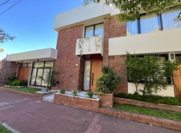 Casa · 278m² · 5 Ambientes · 2 Cocheras · Casa en Venta de 5 Ambientes, en San Isidro, Moderna, Refaccionada Totalmente, Impecable.