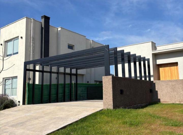Casa · 202m² · 6 Ambientes · 2 Cocheras