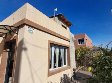 Casa de 7 ambientes, Trelew · Casa con Salida a Dos Calles, con 5 Dorm., Quincho - Barrio Sarmiento