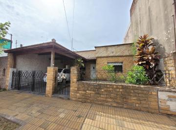 Casa · 70m² · 3 Ambientes · 1 Cochera · Casa Lote Propio en Venta de 3 Amb con Quincho y Terraza en Villa Ballester - Apto Credito