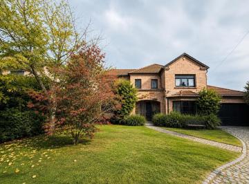 Casa · 230m² · 9 Ambientes · 2 Cocheras · Venta Casa de Tres Dorm. con Terreno de 1368 m² y Pileta. Aldea Fisherton, Rosario
