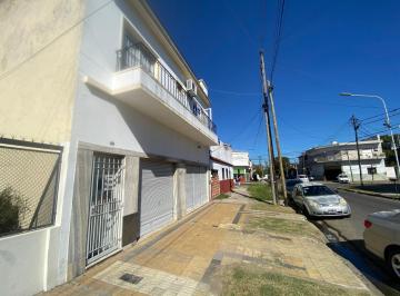 Casa · 244m² · 4 Ambientes · 1 Cochera · Casa en Lanús Este