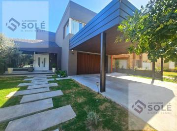 Casa · 350m² · 8 Ambientes · 2 Cocheras · Casa a La Venta en Barrio Las Rosas, 3 Dorm. - Villa Nueva