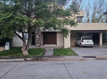 Casa de 9 ambientes, Guaymallén · Casa en Venta en Barrio Privado Las Araucarias, Guaymallén