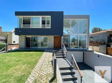 Casa · 270m² · 6 Ambientes · Casa en Venta - 5 Dorm. 4 Baños - 1.000 m² - Canelones, Uruguay