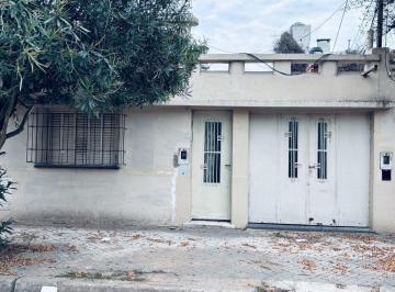 Casa · 95m² · 3 Ambientes · 1 Cochera · Venta Casa Barrio Industrial. Reciclar