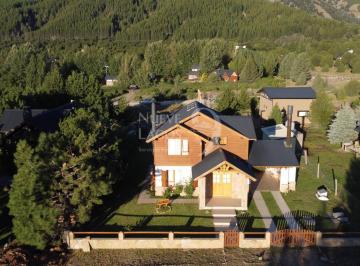 Casa · 351m² · 8 Ambientes · 3 Cocheras · Venta de Casa, Dos Locales y Dos Departamentos Sobre Ruta 63 en Meliquina