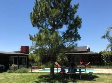 Casa · 75m² · 4 Ambientes · 3 Cocheras · Roldan - Punta Chacra - Casa en Alquiler - Amplio Parque - Piscina