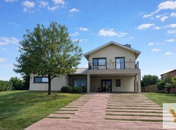Casa · 250m² · 7 Ambientes · Casa en Alquiler - 5 Dorm. 4 Baños - 1000 m - Ezeiza