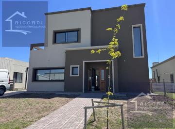 Casa · 196m² · 6 Ambientes · 2 Cocheras · Casa en Venta en Barrio Privado San Pablo.