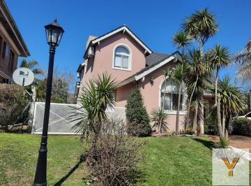 Casa · 240m² · 6 Ambientes · Casa en Venta - 5 Dorm. 4 Baños - Villa Udaondo - Altos del Sol