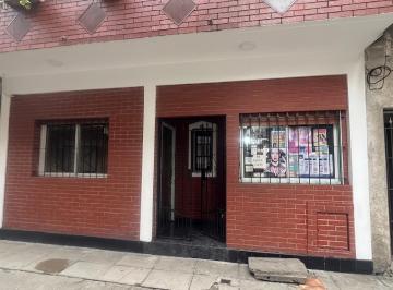 Entrada · Amplia Casa de 3 Plantas con Excelente Distribución de Ambientes.