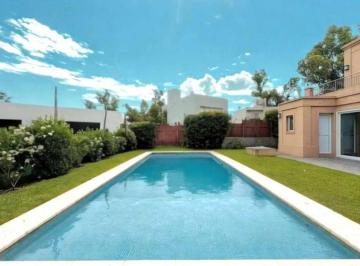 Casa · 236m² · 5 Ambientes · 2 Cocheras · Venta Casa 5 Amb B Cerrado Francisc Alvarez Moreno