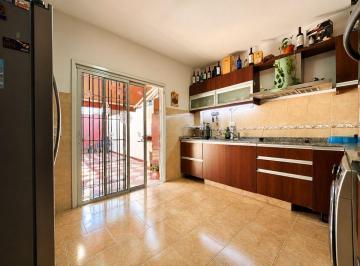 Departamento · 98m² · 4 Ambientes · 1 Cochera · Triplex Venta Ramos Mejia 4 Amb Cochera y Patio