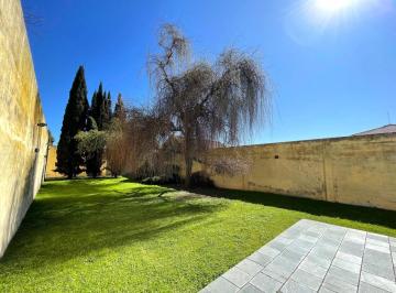 Casa de 4 ambientes, Lomas de Zamora · Casa 4 Ambientes en Venta con Amplio Parque - Llavallol