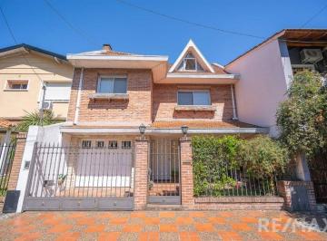 Casa · 202m² · 5 Ambientes · 1 Cochera · Venta Casa 5 Amb, 3 Pisos, con Patio en Olivos