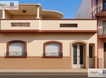Casa · 253m² · 6 Ambientes · Importante Casa de 2 Plantas en Barrio Sur