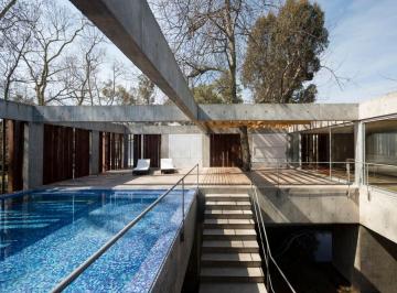 Casa · 509m² · 5 Ambientes · 1 Cochera · Casa en Venta Abril Club de Campo
